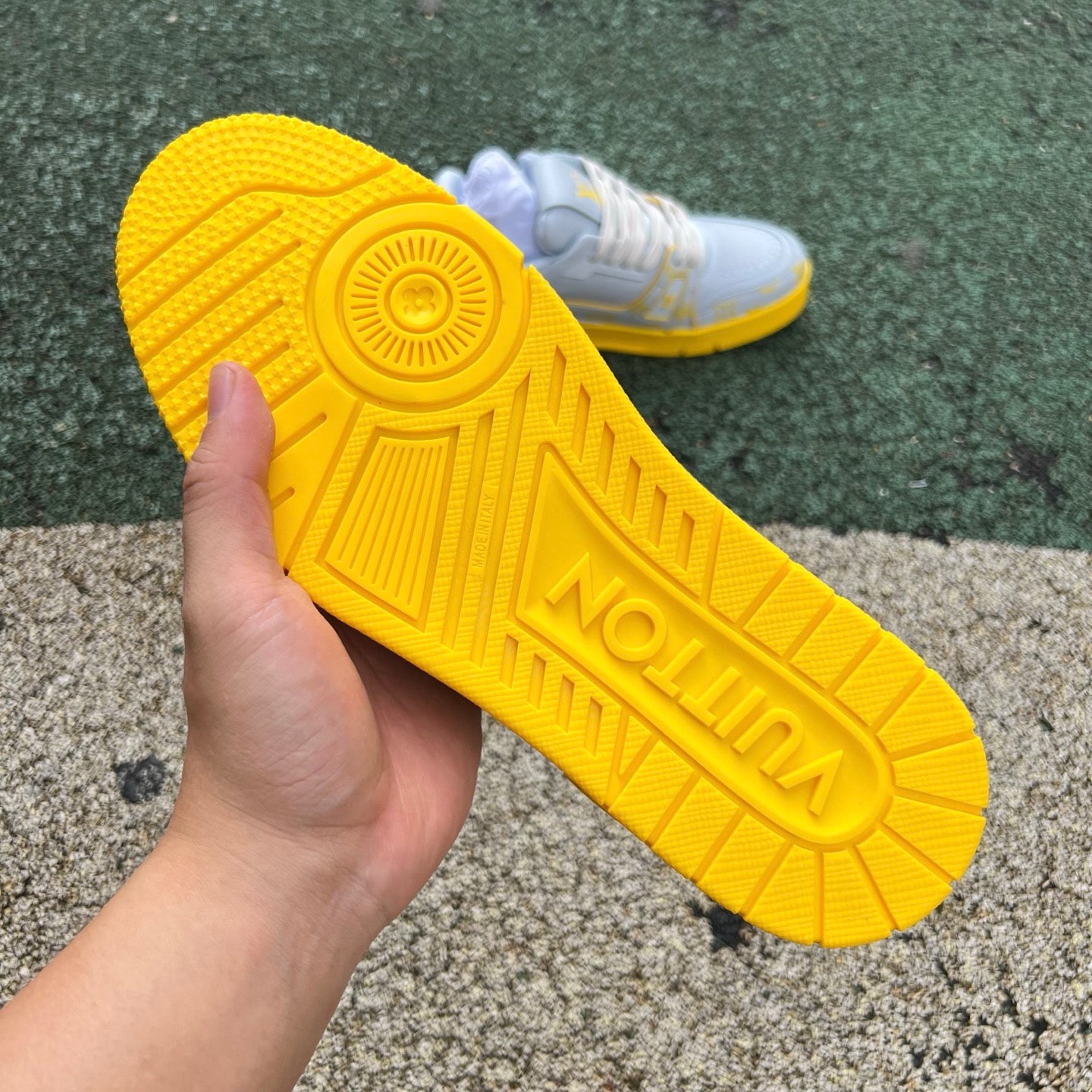 LOUIS VUITTON Trainer Lv gris-amarillo